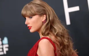 تايلور سويفت تكشف عن ألبوم جديد "The Life of a Showgirl" في إعلان تشويقي (فيديو)