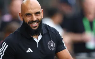 راتب خيالي لحارس ميسي يثير جدلًا واسعًا