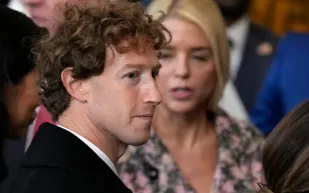 هدايا غير متوقعة.. لماذا أهدى مارك زوكربيرغ جيرانه "سماعات عازلة للضوضاء"؟