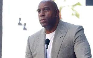 ماجيك جونسون يستعرض مهاراته على متن اليخت Whisper الفاخر (فيديو)