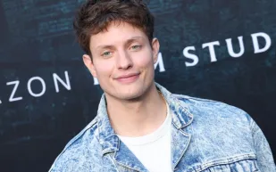 من الكوميديا إلى الماورائيات.. مغامرة مات رايف تبدأ مع "أنابيل"     