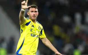 مدافع النصر يقترب من الرحيل.. كومو وبلباو يتسابقان لخطف لابورت