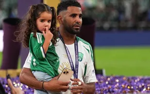 رياض محرز يحرج إبراهيم الفريان بسؤال مفاجئ بعد السوبر السعودي (فيديو)