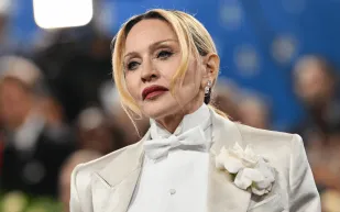 مادونا تحتفل بعيد ميلادها الـ67 في سباق باليو سيينا (فيديو)