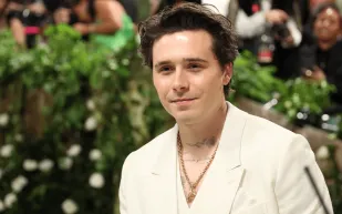 صدمة جديدة لديفيد بيكهام.. بروكلين يختار عائلة زوجته ويتجاهل غياب والديه