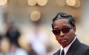 ASAP Rocky يخطف الأنظار بإطلالة من خزانة Rihanna