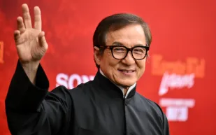 جاكي شان يحتفل بمرور 64 عامًا على مسيرته في مهرجان لوكارنو.. لمن أهدى جائزته؟