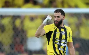 كريم بنزيما يؤدي مناسك العمرة قبل انطلاق دوري روشن وتحضيرات الاتحاد للسوبر