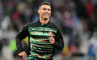 أزياء باللون الأخضر وطباعة رأس القرد.. كريستيانو رونالدو يتعاون مع BAPE