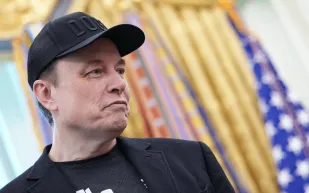 بين الطرد من المنزل وحضانة طفلهما .. تفاصيل صراع كاتبة أمريكية مع إيلون ماسك