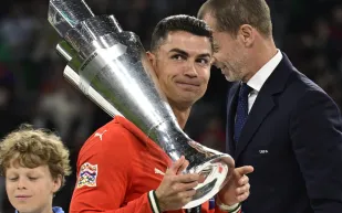 بعد الانتصار.. ما خلفية رسالة النصر المشفرة إلى كريم بنزيما؟