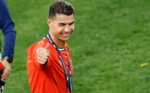 وكالة رياضية جديدة تستهدف رونالدو..  تفاصيل مشروع أنتوني جوشوا الجديد