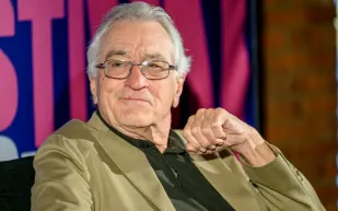 روبرت دي نيرو يحتفل بعامه الـ 82.. أسطورة هوليوود الخالدة (فيديو)