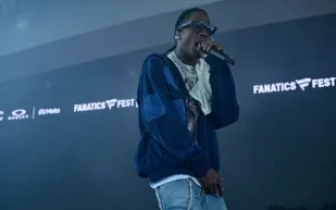 مرصعة بـ994 ألماسة.. ترافيس سكوت يتألق بساعة نادرة من Audemars Piguet