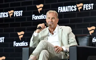 كيفن كوستنر يبدأ علاقة جديدة بهدوء (تفاصيل)