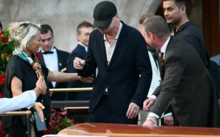 لماذا يخفي ليوناردو دي كابريو وجهه دائمًا؟ (فيديو)