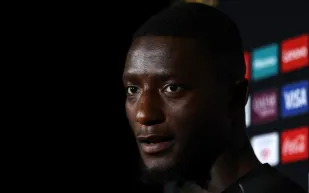  سيرهو غيراسي يُظهر تديّنه بتلاوة القرآن في مدرسة في غينيا (فيديو)