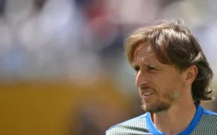 في أول ظهور بقميص الفريق.. مودريتش يحظى باستقبال حاشد من جماهير ميلان (فيديو)