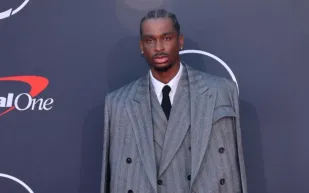 Audemars Piguet تزين معصم شاى جيلجيوس-ألكسندر بساعة Royal Oak Jumbo Skeleton الفاخرة