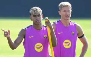 لوفاندوفسكي وراشفورد ويامال يزينون معاصمهم بساعات سويسرية نادرة (صور)