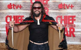 "أكره شكلي الجديد".. لماذا تخلى  جايسون موموا عن لحيته؟  (فيديو)