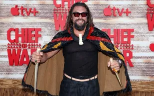 جيسون موموا يكشف عن مواجهة الموت أثناء ركوب الأمواج