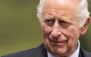 الملك تشارلز يقرر عرض مروحية الملكة إليزابيث للبيع.. كم سعرها؟