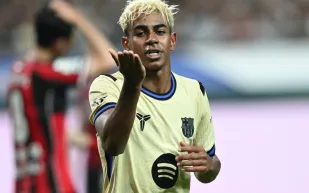 لامين يامال يتألق بساعة رولكس دايتونا وسنيكرز مرصعة بالماس (فيديو )