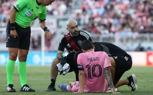 ميسي يغادر مصابًا بعد 11 دقيقة.. ما آخر تطورات حالته؟ (فيديو)