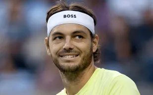 تايلور فريتز يطل في حملة Boss لخريف 2025 (فيديو)