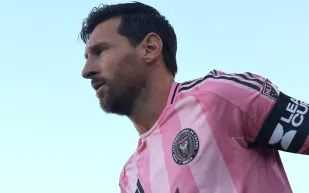 اللاعب والإنسان.. ماذا يكشف وثائقي Under the Lights: Messi عن مسيرة ميسي؟