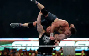 بروك ليسنر يفاجئ جون سينا بعد ملحمة رودز في SummerSlam (فيديو)