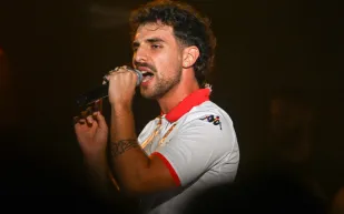 شاكيرا تتفاعل مع ريمكس سانت ليفانت لأغنيتها الشهيرة: "تمنيت لو كنت هناك!" 