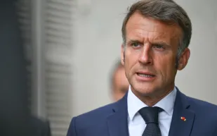 من قصر الإليزيه إلى البحر.. إيمانويل ماكرون يقود دراجة مائية