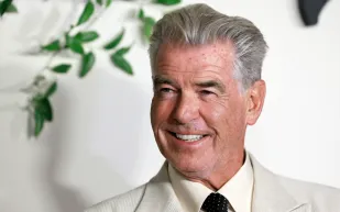 بيرس بروسنان يكشف سر احتفاظه بوسامته وشعره الكثيف