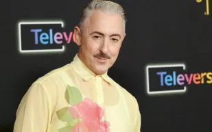 الممثل آلان كامينج يعود لشخصية Nightcrawler ويكشف عن تجربته الجديدة 