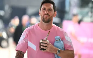 ميسي ودي بول يخطفان الأنظار بساعات فاخرة قبل مباراة إنتر ميامي (صور)