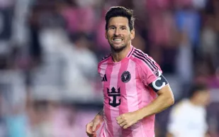 هدف ميسي الشهير يتحول إلى تحفة رقمية.. ويحقق هذا الرقم في مزاد كريستيز (فيديو)