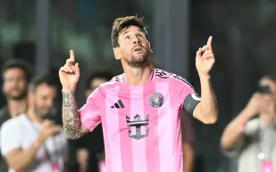 ليونيل ميسي.. من معاناة الطفولة إلى قمة المجد (فيديو)