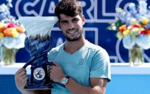 كارلوس ألكاراز يتوج بلقب سينسيناتي بانسحاب مفاجئ لسينر