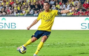 كريستيانو رونالدو يتنازل عن ميداليته الفضية لسيدة غامضة (فيديو)