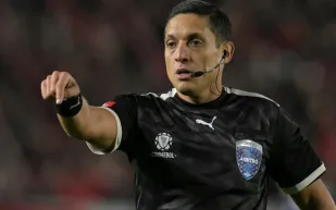 من هو حكم مباراة الأهلي ونيوم في دوري روشن؟