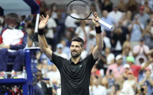 رغم الأخطاء.. دجوكوفيتش يعبر الدور الأول في أمريكا المفتوحة (فيديو)