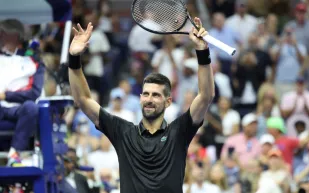 ديوكوفيتش يثير الذعر بإصابة صادمة رغم عبوره للدور الثاني في بطولة أمريكا المفتوحة (فيديو)