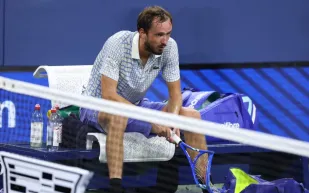 بطل أمريكا المفتوحة 2021 يودع البطولة بمشهد مثير للجدل (فيديو)