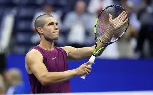 قصة شعر كارلوس ألكاراز تخطف الأضواء في US Open (فيديو)