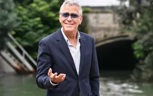 وعكة صحية تربك حضور جورج كلوني في مهرجان فينيسيا