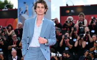 أندرو غارفيلد يتألق بإطلالة أنيقة من بولغاري في مهرجان فينيسيا (فيديو)