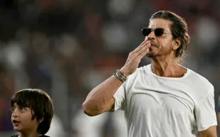 "The King" خارج موسم 2026.. إصابة شاروخان توقف التصوير وتؤجل الفيلم إلى 2027