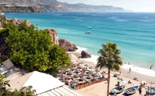 الأندلس إقليم بنكهة عربية..  عبق التاريخ والقصور وروعة الشواطئ